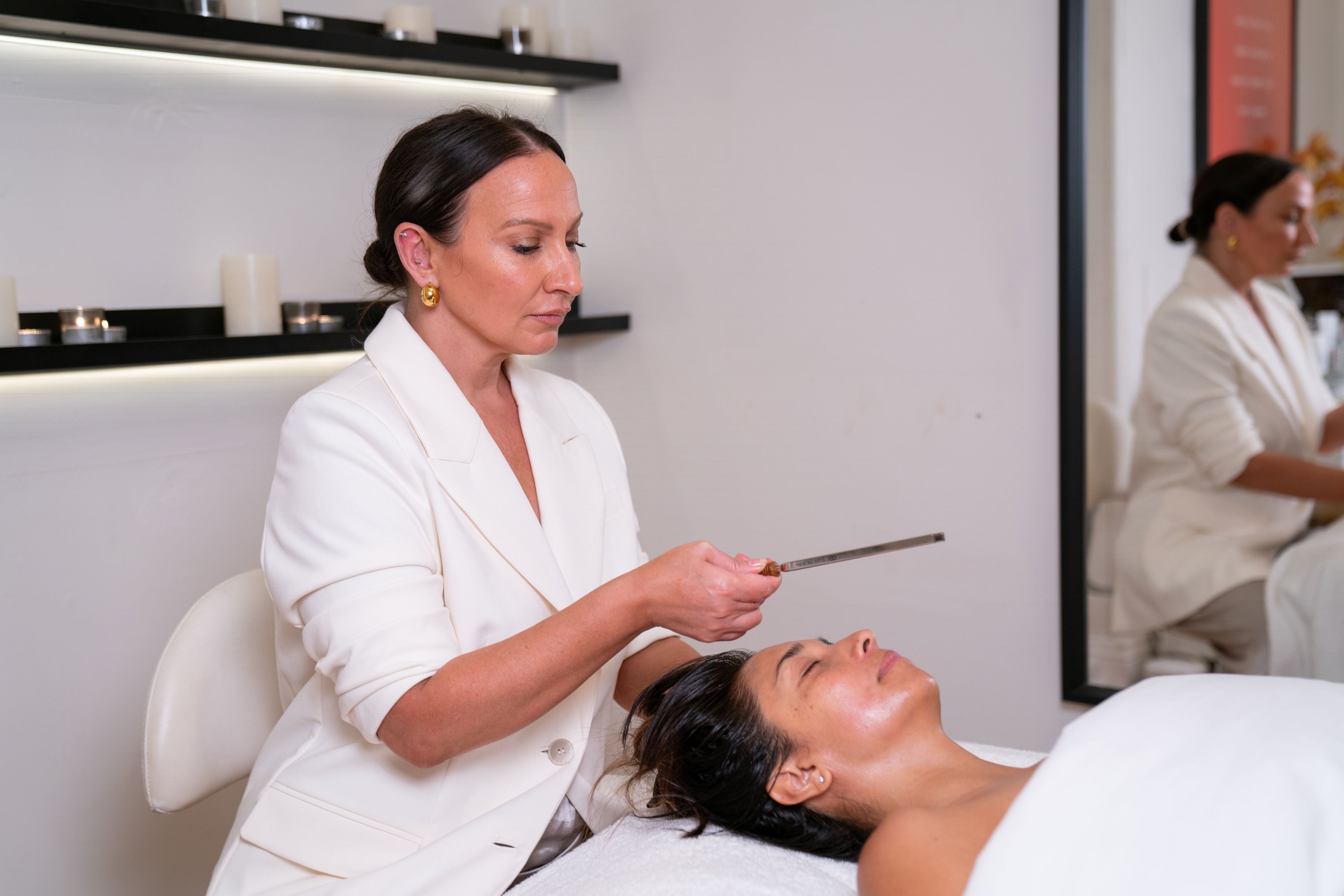 A cliente receiving a facial treatment from Chloe Machin at I Am Beauty, Bondi Junction, Sidney